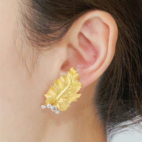 DIAMOND AND GOLD BROOCH AND EARRING SET - photo 7