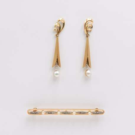 Mixed Lot: Pearl Earrings and Pearl Diamond Brooch - фото 1