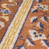 AN IMPERIAL SILK AND METAL-THREAD RUG - Foto 3