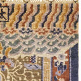 AN IMPERIAL SILK AND METAL-THREAD RUG - Foto 5