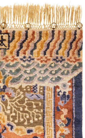 AN IMPERIAL SILK AND METAL-THREAD RUG - Foto 5