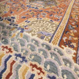 AN IMPERIAL SILK AND METAL-THREAD RUG - Foto 6
