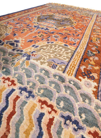 AN IMPERIAL SILK AND METAL-THREAD RUG - Foto 6