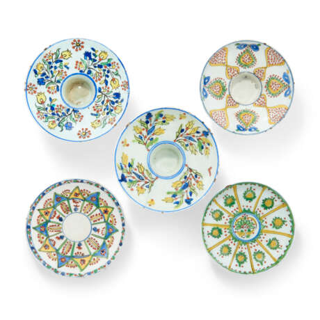 A GROUP OF FIVE K&#220;TAHYA POTTERY SAUCERS - Foto 3