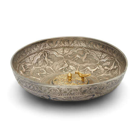 A SILVER-GILT REPOUSS&#201; BOWL - Foto 1