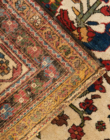 A BAKHTIARI CARPET - photo 6