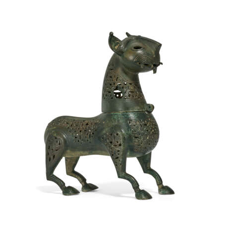 A BRONZE INCENSE BURNER IN THE FORM OF A FELINE - photo 3