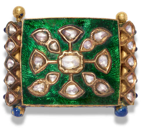 A DIAMOND-SET AND ENAMELLED GOLD BUCKLE - фото 1