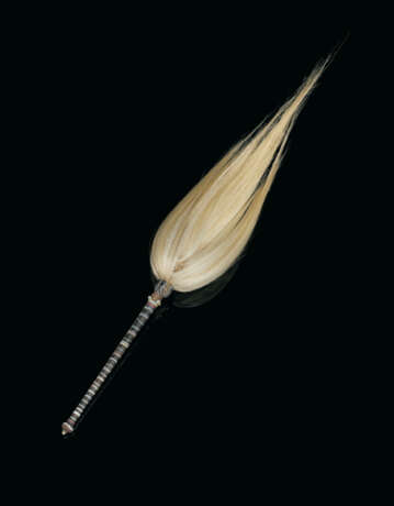 A BANDED AGATE AND GEM-SET FLY-WHISK - Foto 1