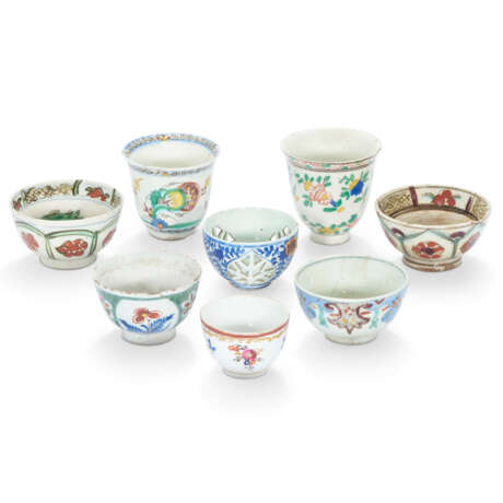 EIGHT K&#220;TAHYA POTTERY CUPS - Foto 1