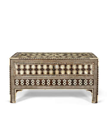 A MOTHER-OF-PEARL AND IVORY-INLAID SCRIBE`S TABLE - Foto 1