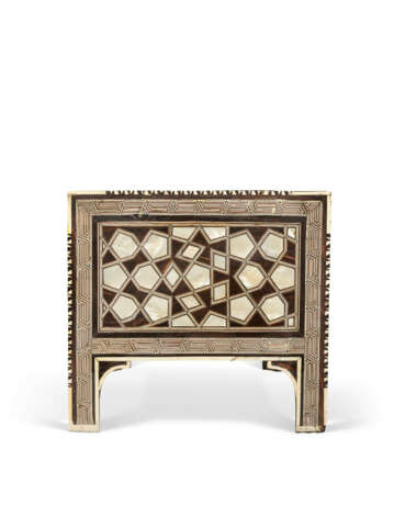A MOTHER-OF-PEARL AND IVORY-INLAID SCRIBE`S TABLE - Foto 2