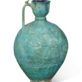 A MONUMENTAL MOULDED TURQUOISE-GLAZED POTTERY JUG - фото 2