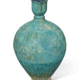 A MONUMENTAL MOULDED TURQUOISE-GLAZED POTTERY JUG - Foto 3