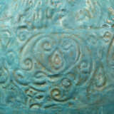 A MONUMENTAL MOULDED TURQUOISE-GLAZED POTTERY JUG - Foto 5