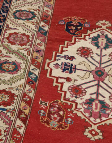 A KARABAGH LONG RUG - Foto 3