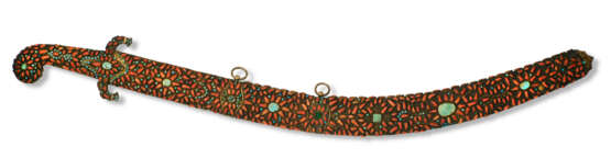 AN OTTOMAN CORAL AND TURQUOISE INSET GILT BRASS MOUNTED SWORD (KILIJ) - Foto 3
