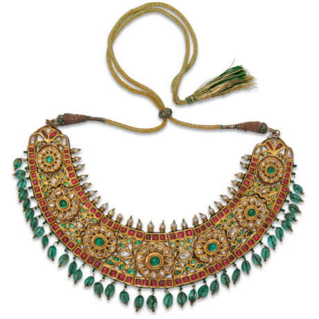 A GEM-SET AND ENAMELLED GOLD NECKLACE AND EARRINGS - photo 2