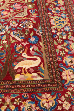 AN ISFAHAN PRAYER RUG - photo 3