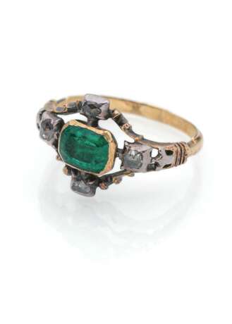 Ring mit Smaragd und Diamanten - Foto 3