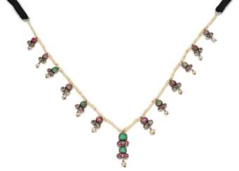 Historisierendes Collier mit Perlen und Farbsteinen
