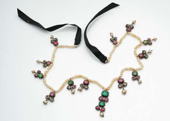 Historisierendes Collier mit Perlen und Farbsteinen - Foto 2