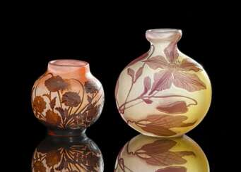 Zwei Vasen mit Floraldekor