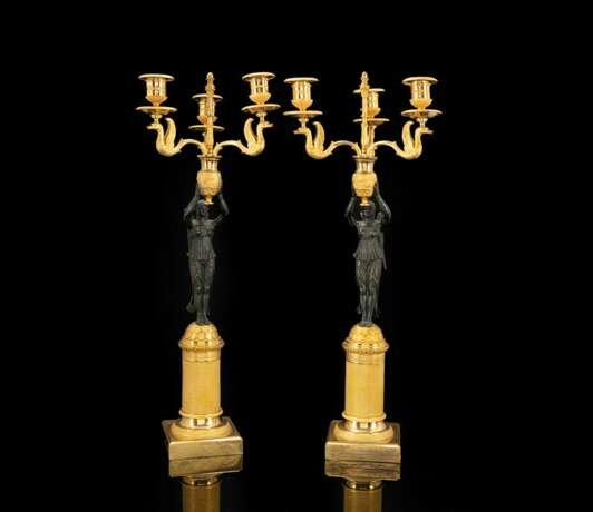 Paar feine Empire-Girandolen mit Viktorien aus vergoldeter Bronze - фото 1