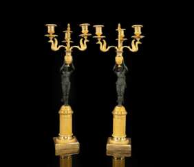 Paar feine Empire-Girandolen mit Viktorien aus vergoldeter Bronze