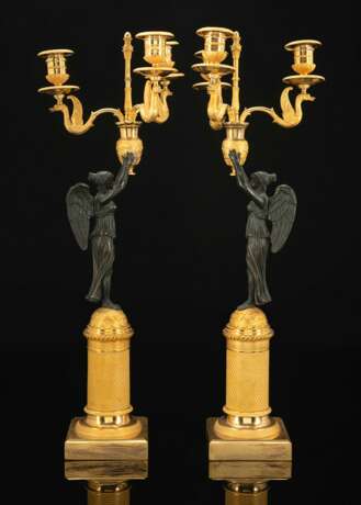 Paar feine Empire-Girandolen mit Viktorien aus vergoldeter Bronze - Foto 9