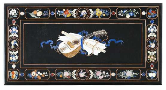 Prunkvolle Pietra-Dura Tischplatte mit Musikinstrumenten - фото 1