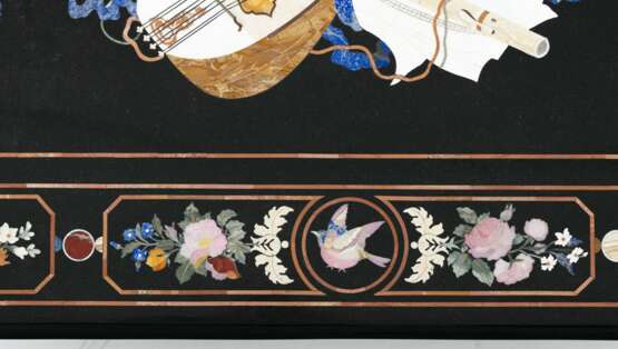 Prunkvolle Pietra-Dura Tischplatte mit Musikinstrumenten - Foto 3