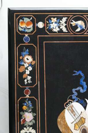 Prunkvolle Pietra-Dura Tischplatte mit Musikinstrumenten - photo 4