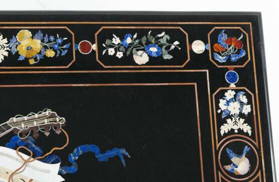 Prunkvolle Pietra-Dura Tischplatte mit Musikinstrumenten - фото 5