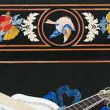 Prunkvolle Pietra-Dura Tischplatte mit Musikinstrumenten - Foto 6