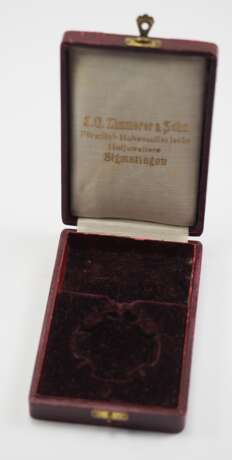 Hohenzollern: Fürstlicher Hausorden von Hohenzollern, Ehrenkreuz 3. Klasse mit Krone und Schwertern Etui. - Foto 2