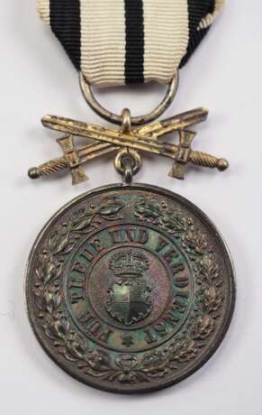 Hohenzollern: Fürstlich hohenzollernscher Hausorden, Silberne Medaille, mit Schwertern. - photo 1