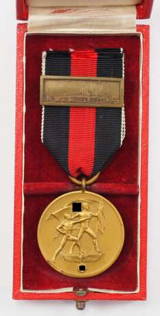 Medaille zur Erinnerung an den 1. Oktober 1938, mit Spange "Prager Burg", im Etui. - photo 1