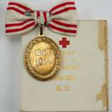 Österreich: Ehrenmedaille vom Roten Kreuz, in Gold, mit Kriegsdekoration, im Etui. - photo 2