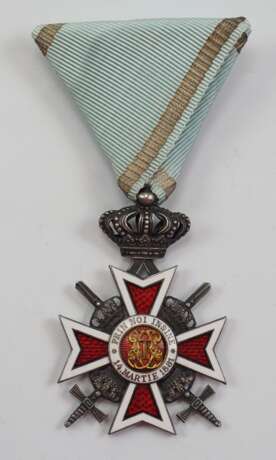 Rumänien: Ordern der Krone von Rumänien, 2. Modell (1932-1947), Ritterkreuz mit Schwertern. - photo 1