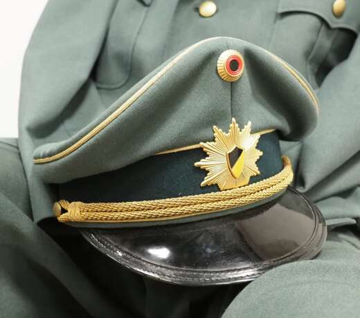 Baden-Württemberg: Komplette Uniform für einen Polizeioberrat - auf Puppe. - Foto 4
