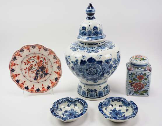 Holland: Keramik, meist mit Blaumalerei, Deckelvase uvm. - фото 1