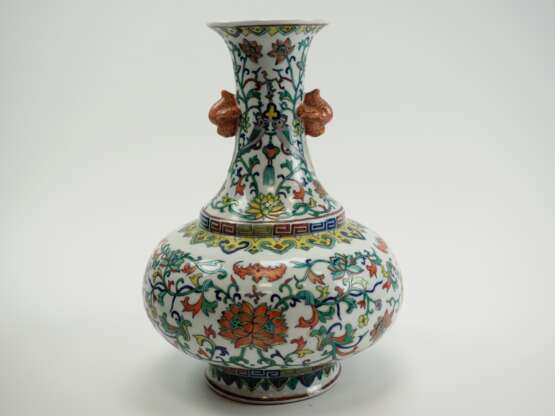China: Porzellanvase mit figürlichen Handhaben. - Foto 3