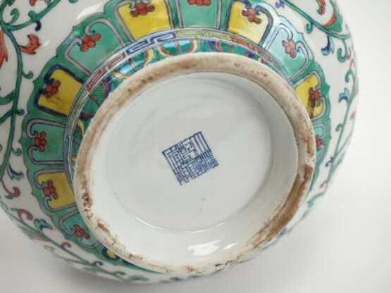China: Porzellanvase mit figürlichen Handhaben. - Foto 5