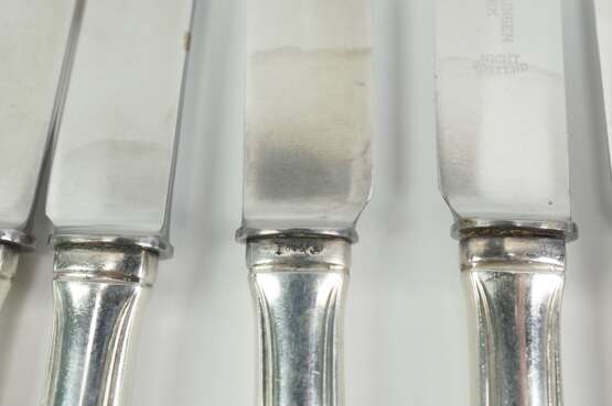 Zwilling/ Solingen: Tafel- u. Dessertmesser mit Silbergriff. - photo 5