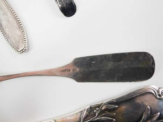 Antikes Silberbesteck mit zierlichem Griff, wie Rosen und Rankenmuster. - Foto 6