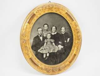 Ovaler Bilderrahmen mit altem Familienfoto. 