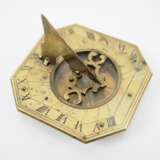 Antiker Reise-Kompass mit Sonnenuhr, Messing, 19. Jh. - фото 1