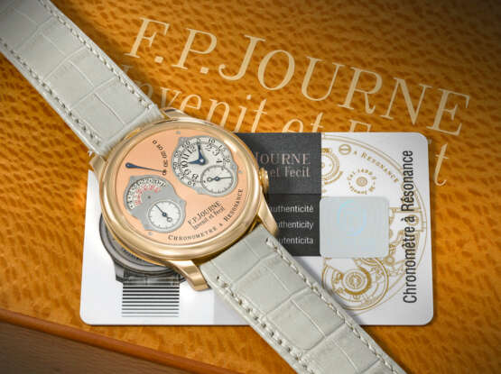 F.P. JOURNE. AN INNOVATIVE AND RARE 18K PINK GOLD CHRONOMETER WRISTWATCH WITH RESONANCE-CONTROLLED TWIN INDEPENDENT GEAR-TRAIN MOVEMENT, POWER RESERVE AND 24H INDICATION - Foto 3