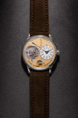 F.P. JOURNE. AN EXTREMELY RARE AND EARLY PLATINUM TOURBILLON WRISTWATCH WITH POWER RESERVE, REMONTOIR D’EGALIT&#201;, BRASS MOVEMENT AND YELLOW GOLD DIAL - Foto 2